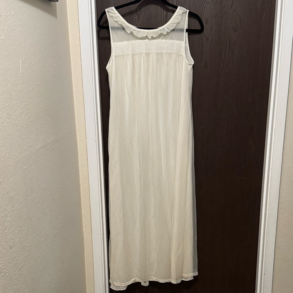 Vintage Sheer Chiffon Overlay Lace Ruffle Trim Cream Nightgown Small Medium EUC